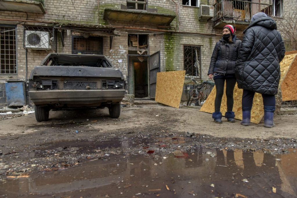 Residentes locales conversan cerca del sitio de un ataque con cohetes rusos en la ciudad de Konstyantynivka, región de Donetsk, Ucrania