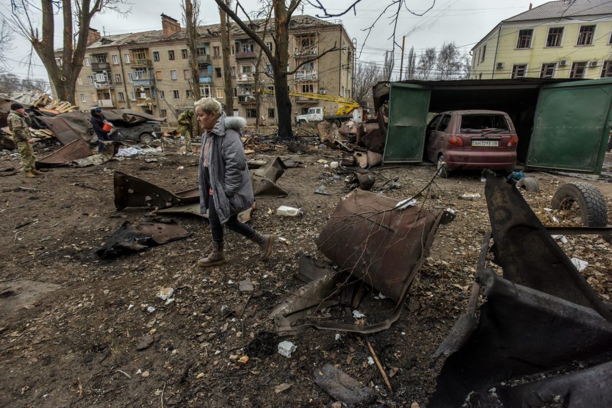 Una mujer camina cerca del sitio de un ataque con cohetes rusos en la ciudad de Konstyantynivka, Donetsk, este de Ucrania.