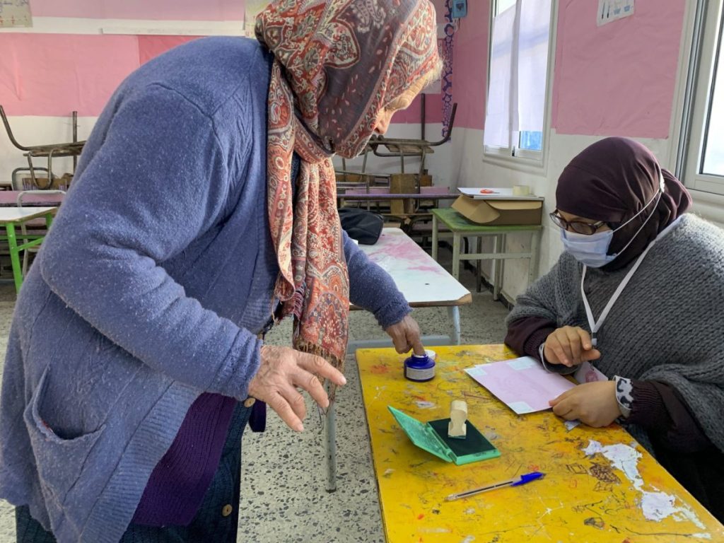 Una mujer vota en un colegio electoral de Túnez (Tunez)