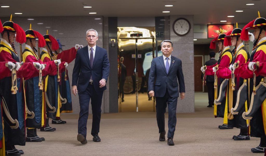 Imagen facilitada  por el Ministerio de Defensa de Corea del Sur que muestra al Ministro surcoreano de Defensa, Lee Jong-sup (d), y al secretario general de la OTAN, Jens Stoltenberg,  durante la visita de este último a Seúl, este martes, 30 de enero. 