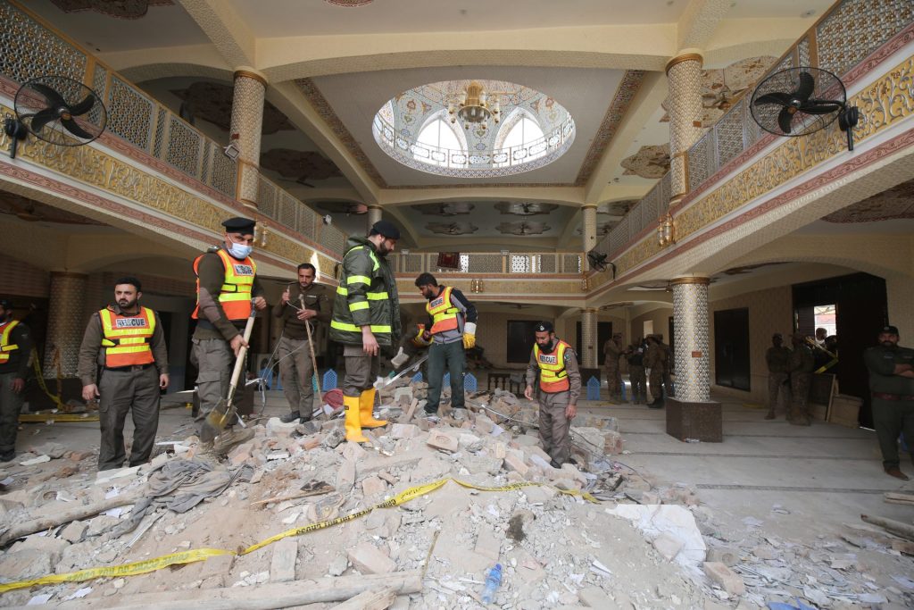 Trabajadores de los servicios de rescate siguen buscando posibles víctimas entre los escombros de la mezquita de Peshawar en la que el lunes se registró un atentado suicida.