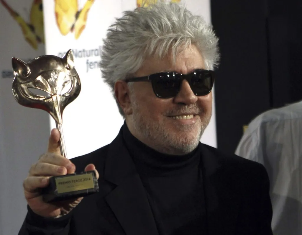 El director Pedro Almodovar, tras recibir el premio al "Mejor tráiler", por los "Los amantes pasajeros", durante la entrega los Premios Feroz.
