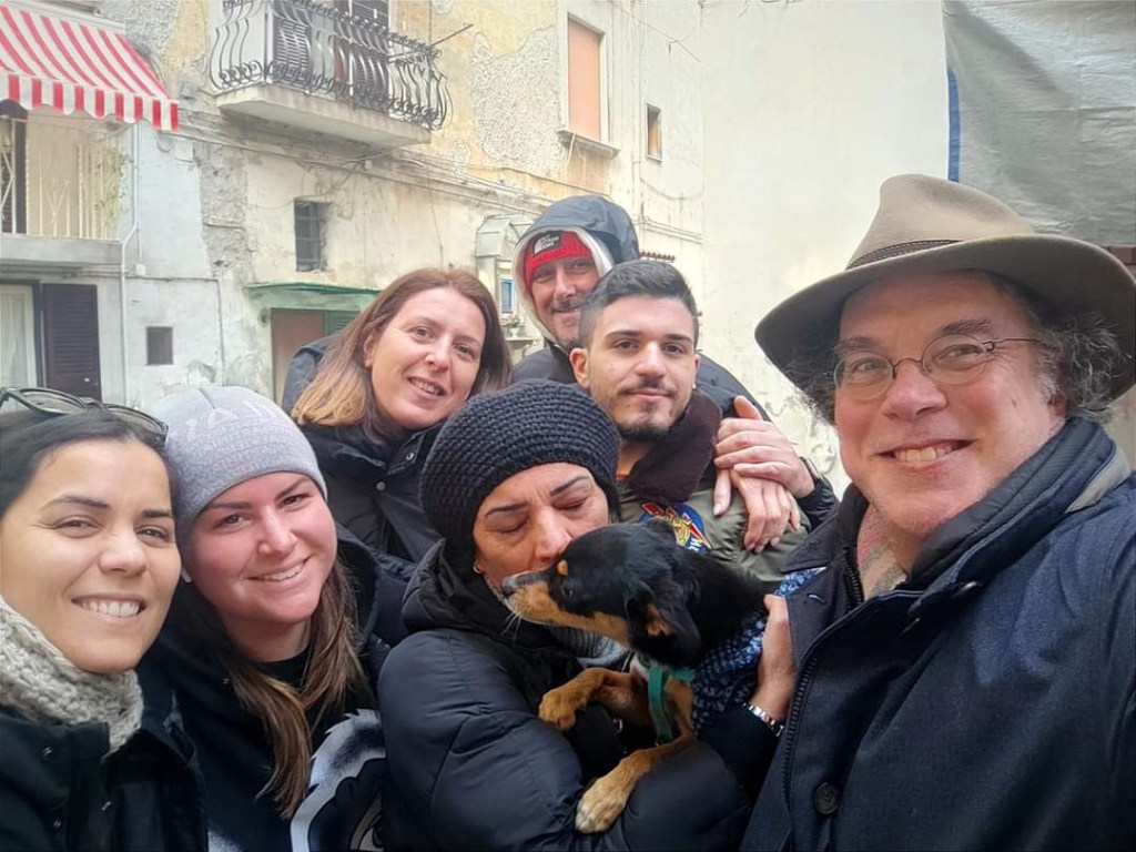 Un ejército de más de 200 voluntarios de la ciudad de Nápoles (sur de Italia) salió a la calle para encontrar a Peppinielo, un perro de poco más de 3 kilos, abandonado tras la muerte de su dueño.