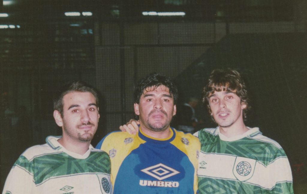 Fotografía cedida por el Proyecto Pelusa del exfutbolista argentino Diego Armando Maradona posando con Javier (i) y 'Chavo' (d), el 23 de julio de 1999. 