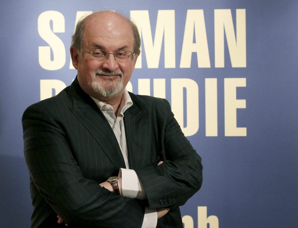 Salman Rushdie, autor de los "Versos satánicos",en la presentación en Madrid de "Joseph Anton", el libro en el que relata cómo vivió en la clandestinidad tras la "fatwa" dictada por el ayatolá Jomeini en 1989 y que le condenaba a muerte,