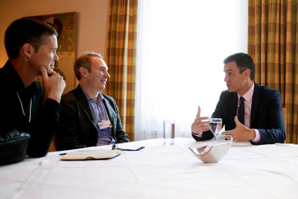 Imagen de archivo del encuentro que mantuvo el presidente del Gobierno, Pedro Sánchez (d) con el consejero delegado de Amazon Web Services, Andy Jassy (c), en Davos, en 2019. 