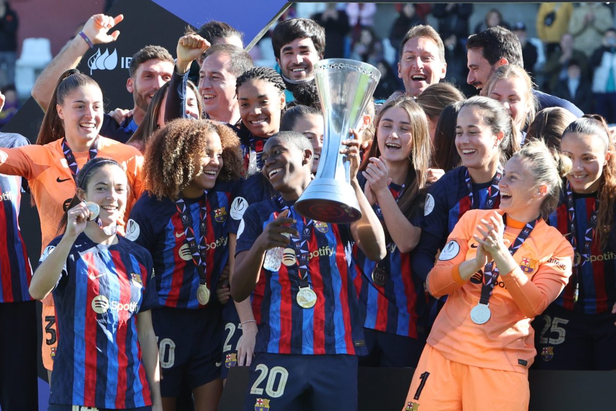 Las jugadoras del FC Barcelona celebran su victoria frente a la Real Sociedad tras la final de la Supercopa de España de fútbol femenino.