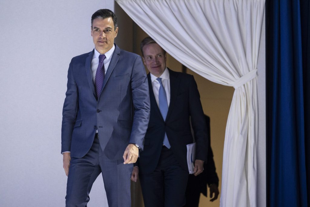 El presidente del Gobierno, Pedro Sánchez (i) seguido del presidente del Foro Económico Mundial de Davos, Borge Brende, en la 51ª reunión anual del Foro, celebrada en mayo de 2022. EFE/EPA/Gian Ehrenzeller