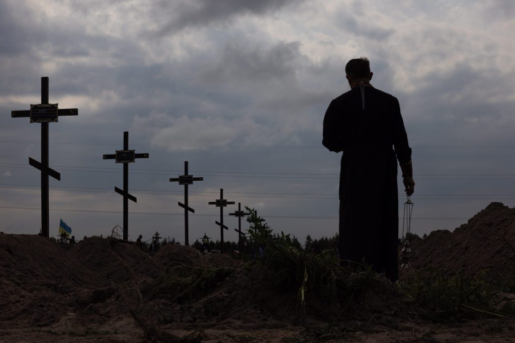 Un sacerdote en el cementerio de Bucha, Ucrania. 
