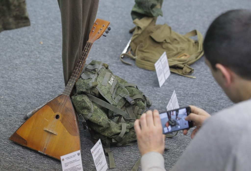 Un periodista fotografía parte de un equipo del ejército ruso, presentado a los medios durante una sesión informativa en el Centro de Medios Militares en Kiev.