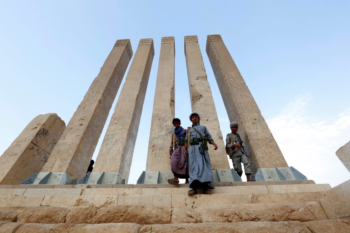 Varias personas visitan los restos del Palacio de la Reina de Saba en Marib (Yemen). Incluida en la lista de la Unesco de Patrimonio Mundial en Peligro.
