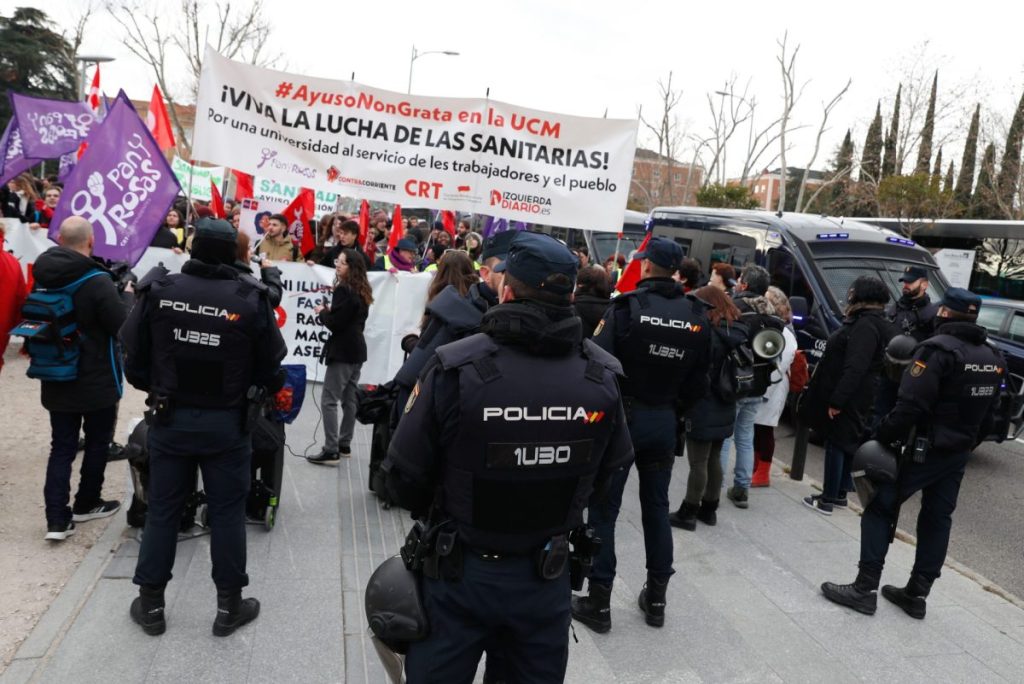Policías ante la protestas de sanitarios y estudiantes delante de la facultad de Ciencias de la Información de Universidad Complutense (UCM)