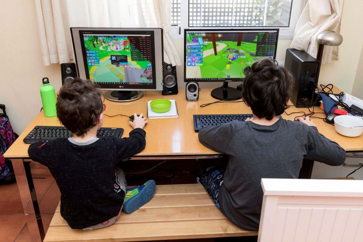 Dos niños juegan con sus ordenadores. Internet sin control, problema principal de la sanidad pública