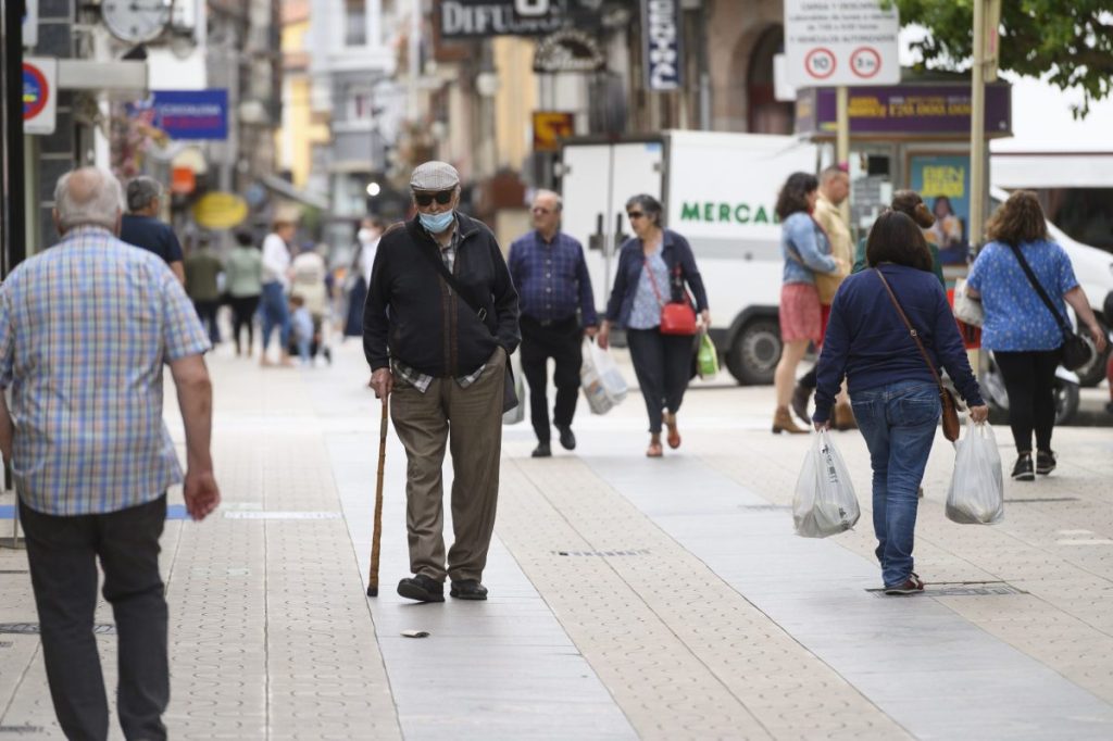 Varias personas pasean. La relación afiliados a la Seguridad Social y los pensionistas: 2,39 en 2022