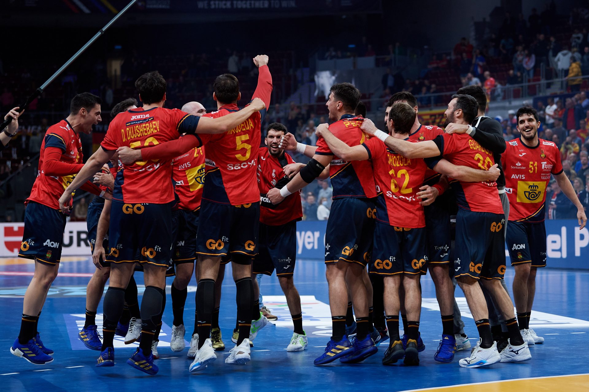 Jugadores de la selección española celebran su pase a semifinales del Campeonato Mundial de Balonmano tras ganar a Noruega.