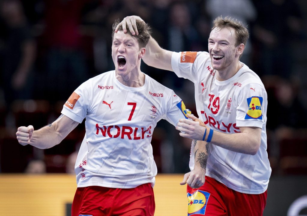 Emil Jacobsen (i) y Mathias Gidsel de Dinamarca reaccionan durante el partido de semifinales del Campeonato Mundial de Balonmano Masculino.