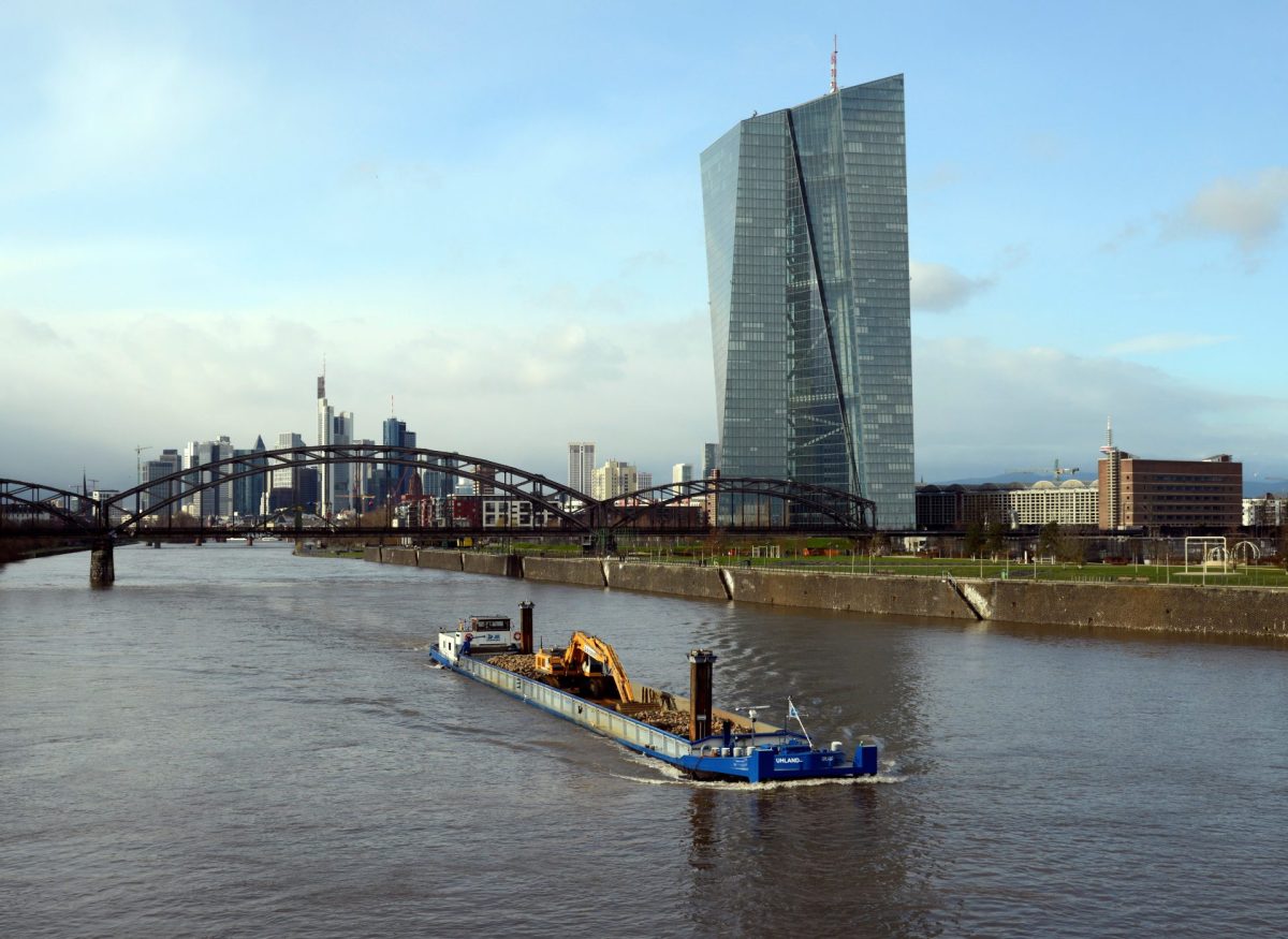 Vista de una barcaza navegando en el río Meno a su paso por la sede del Banco Central Europeo (BCE), en Fráncfort (Alemania)