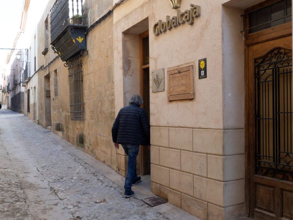 Una oficina bancaria en Valdeolivas (Cuenca). Se cumple un año de la campaña contra la exclusión financiera de las personas mayores