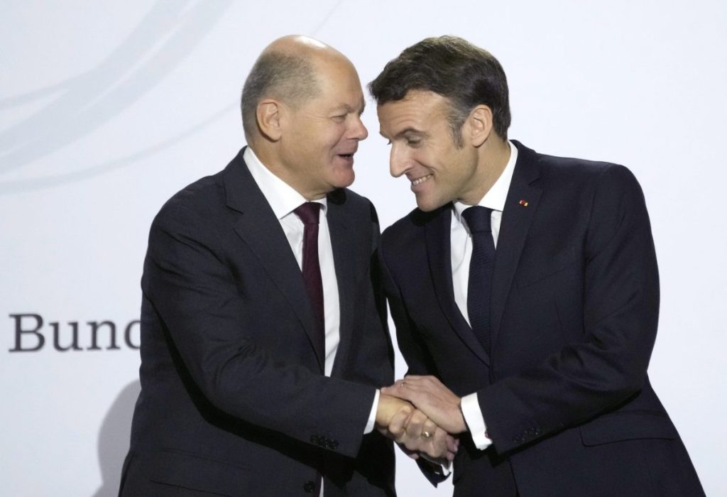 El presidente francés Emmanuel Macron (d), saluda a su homólogo alemán, Olaf Scholz, hoy en París.