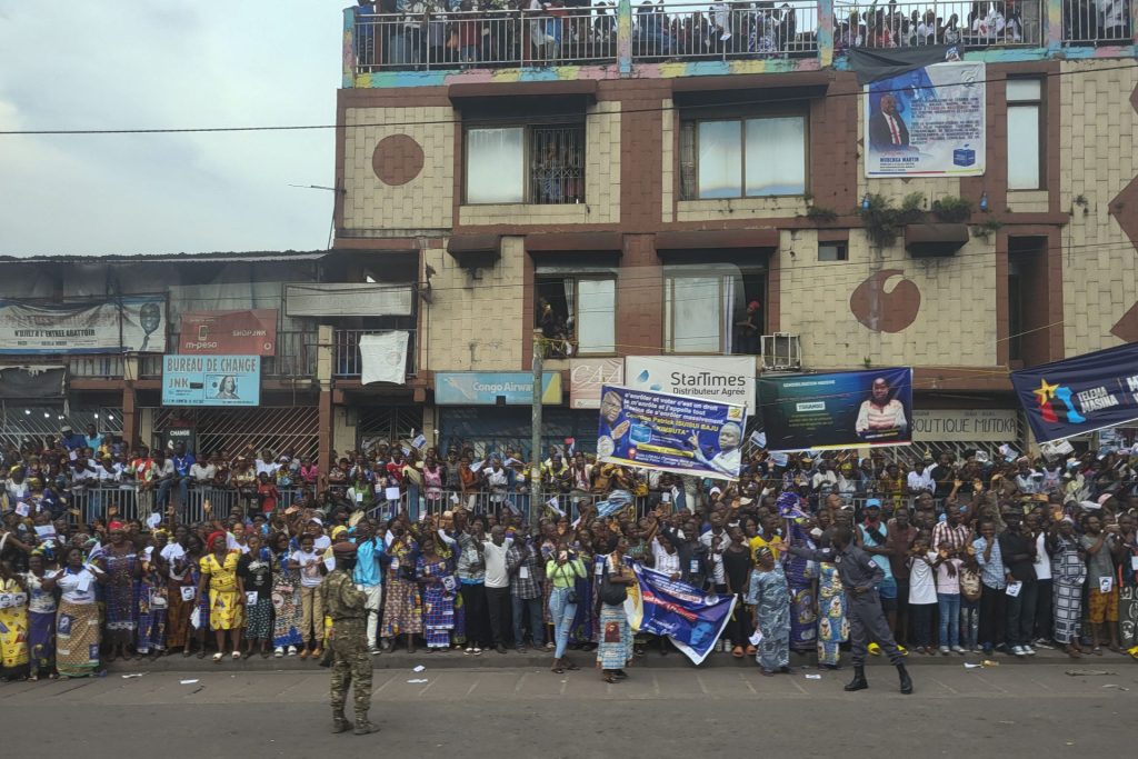 Cientos de miles de personas esperan en las calles de Kinsasa (República democrática del Congo), para recibir al Papa Francisco.