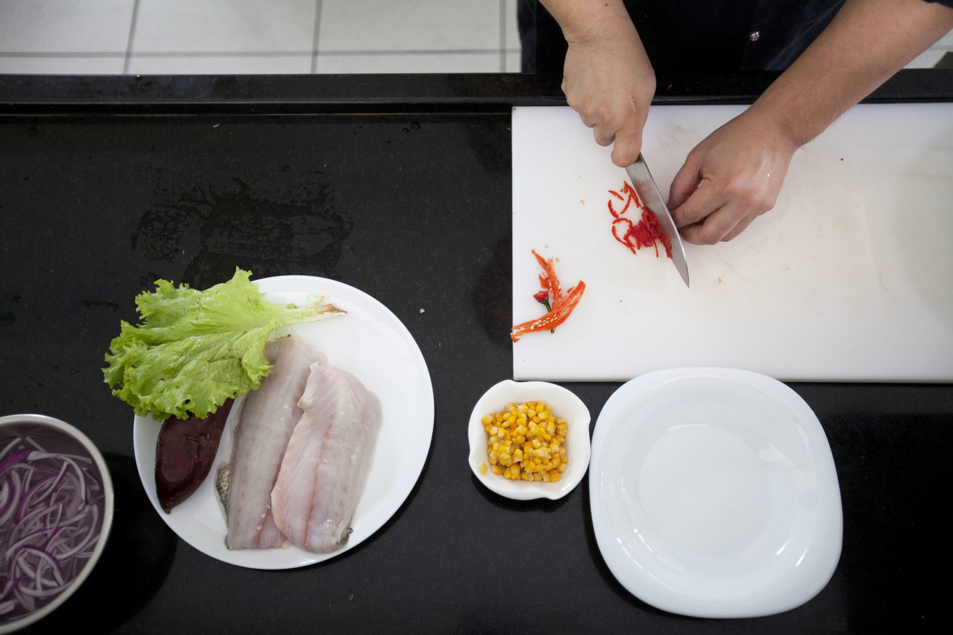 Un cocinero prepara un plato saluldable. Uno de cada cinco adolescentes hace dieta, la mayoría por motivos estéticos.