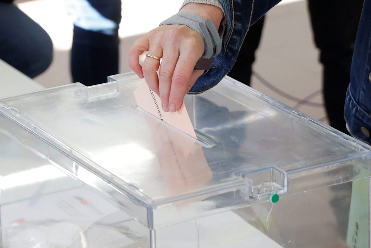 Una persona deposita su voto en una elecciones municipales.