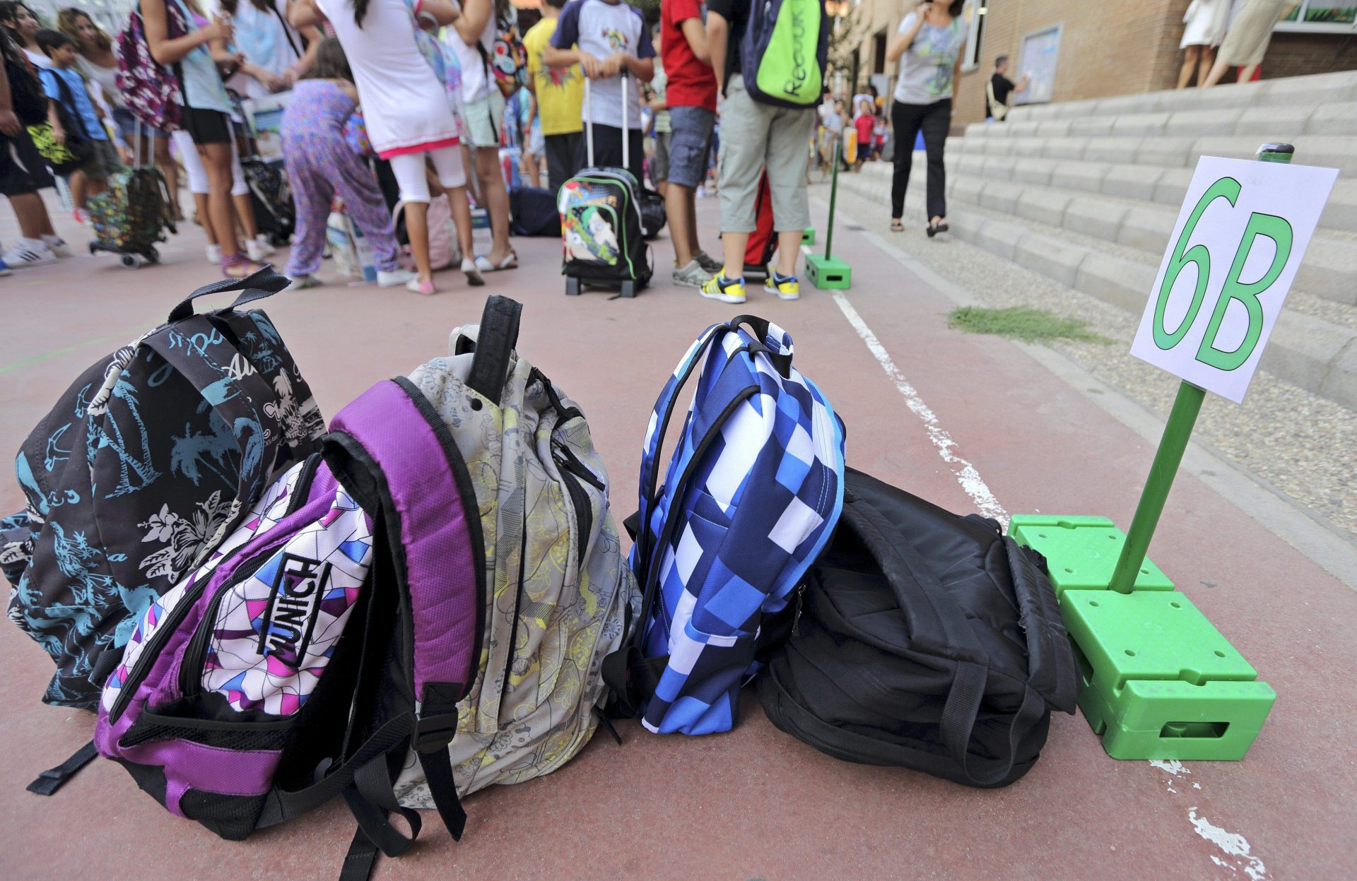 Varias mochilas del alumnado en el recreo de una escuela. El Tribunal Superior de Justicia de Cataluña (TSJC) impone más castellano sin porcentajes por primera vez en una escuela.