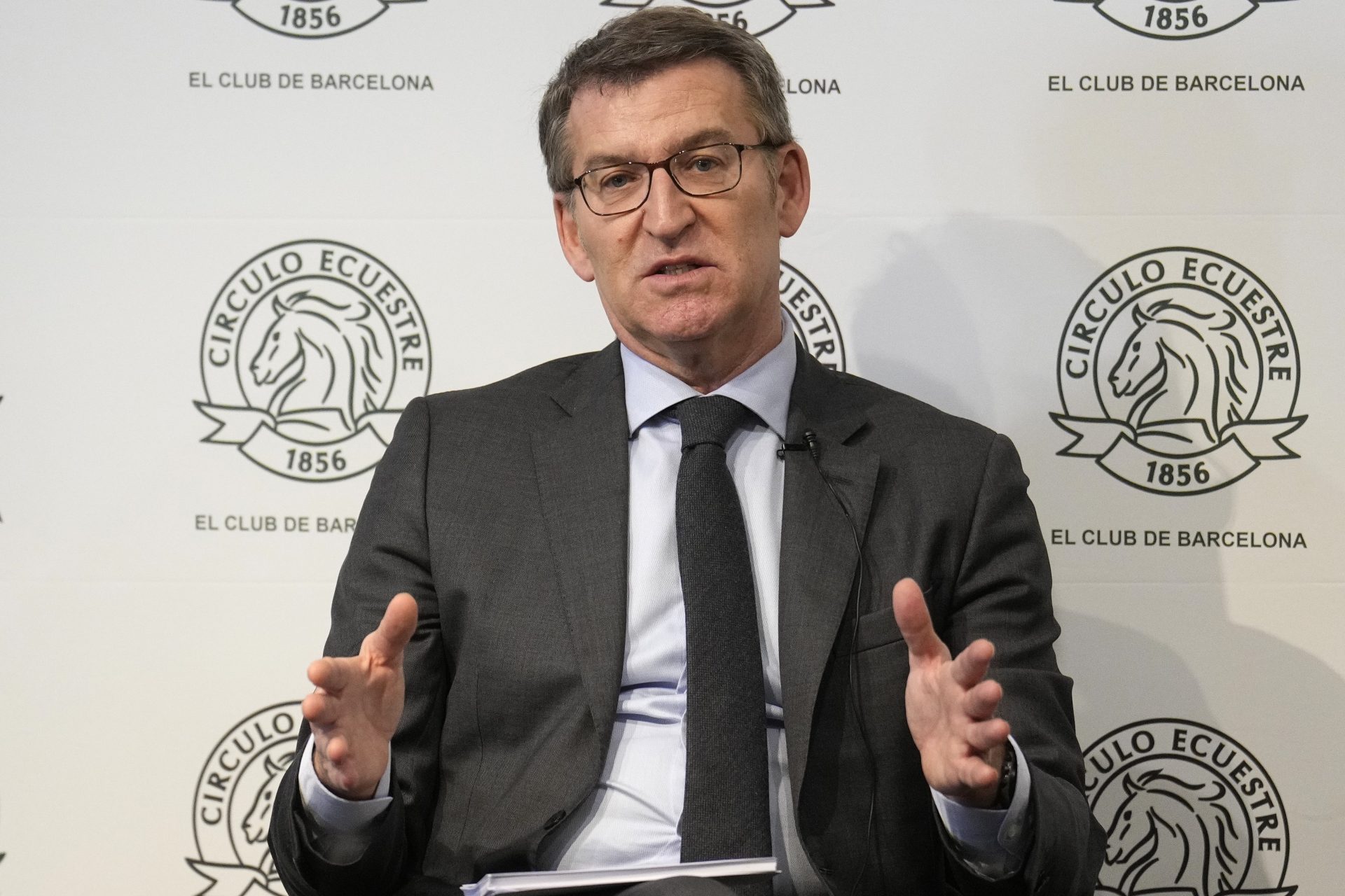 El presidente del PP, Alberto Núñez Feijóo, durante su intervención en un coloquio en el Círculo Ecuestre de Barcelona donde ha dado declaraciones sobre el ataque de Algeciras.