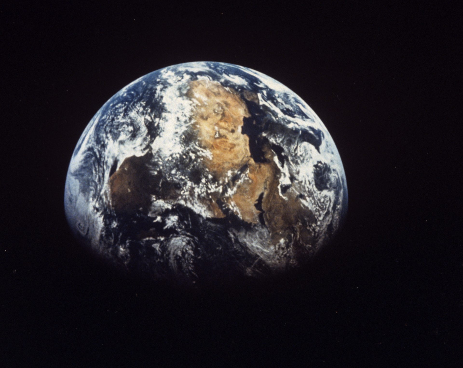 Vista del planeta Tierra, cuyo núcleo interno parece haberse frenado y estar invirtiendo su trayectoria.