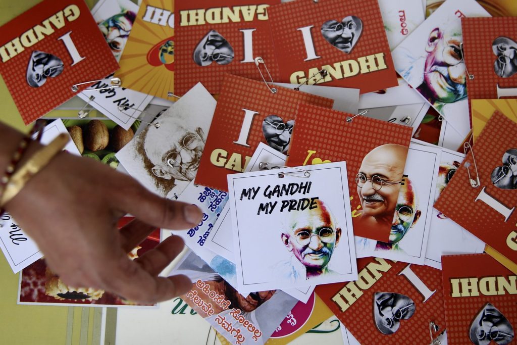 El "mahatma" Gandhi frente a su asesino en el 75 aniversario de su muerte