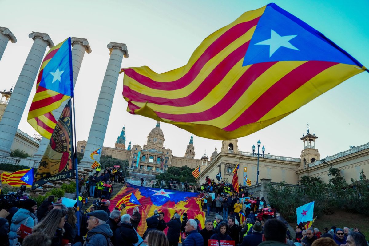Unas 6.500 personas protestan en Barcelona contra la cumbre hispano-francesa