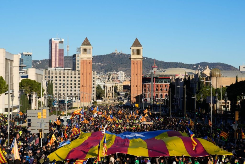 Unas 6.500 personas protestan en Barcelona contra la cumbre hispano-francesa