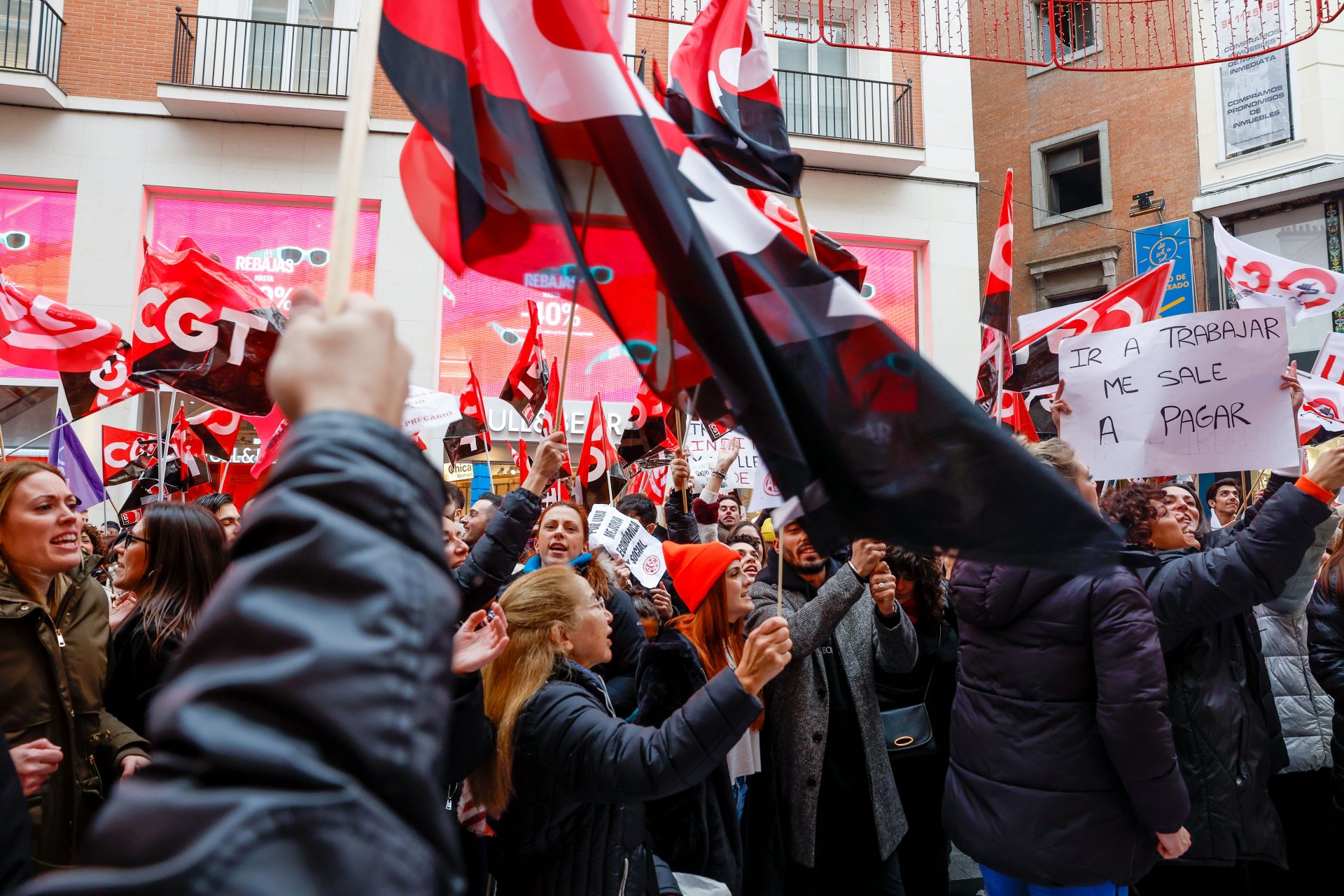 Manifestación de trabajadores en huelga delante de una tienda del grupo Inditex en el centro de Madrid este sábado.
