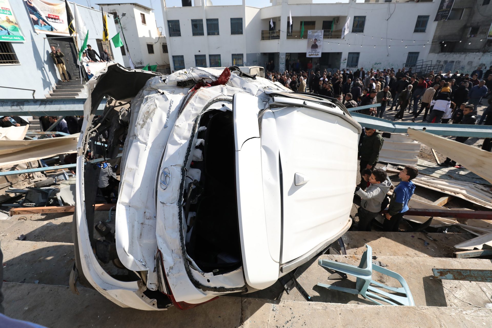 Unos palestinos observan un vehículo destrozado a causa de una incursión militar del Ejército israelí en el campo de refugiados de Yenín (Cisjordania) este jueves. Al menos nueve palestinos han muerto durante esta operación, que supone el incidente con enfrentamientos armados más letal en Cisjordania en años.