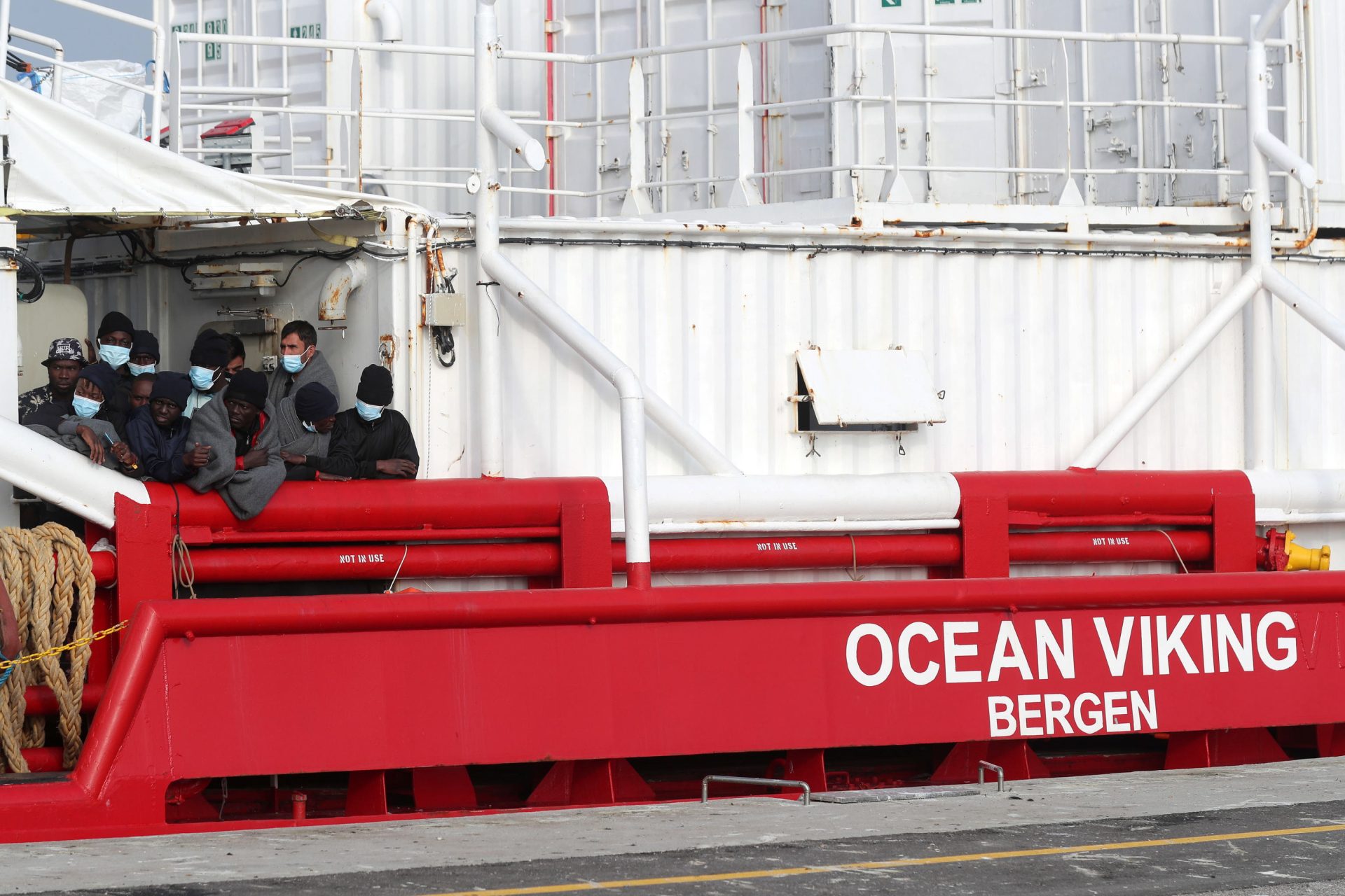 El barco 'Ocean Viking', de la ONG SOS MEditerranée, en el puerto de Rávena, Italia.