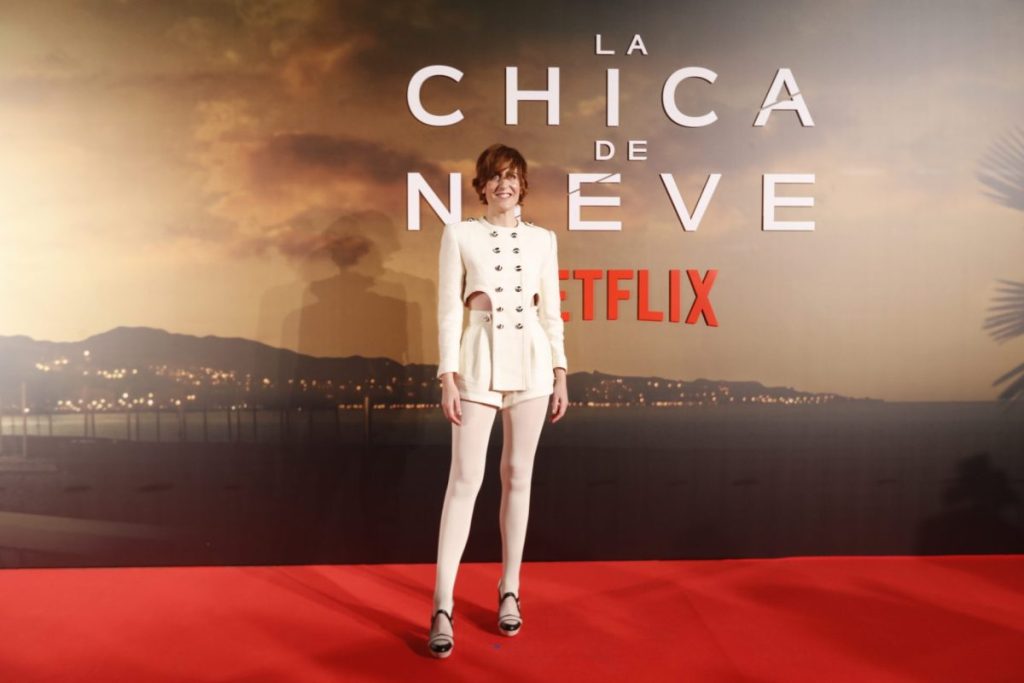 La actriz Aixa Villagrán posa a su llegada al estreno de la nueva serie de Netflix 'La chica de la nieve'