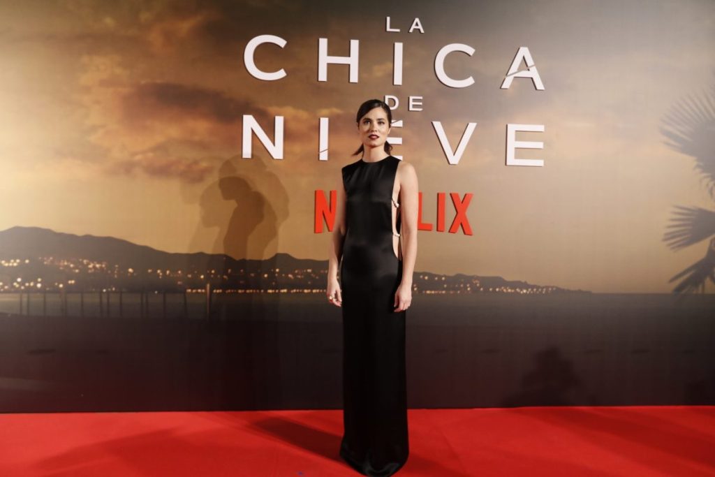 La actriz Loreto Mauleón posa a su llegada al estreno de la nueva serie de Netflix 'La chica de la nieve'.