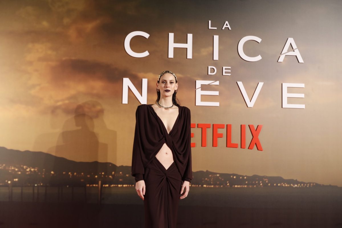La actriz Milena Smit posa a su llegada al estreno de la nueva serie de Netflix 'La chica de la nieve'.