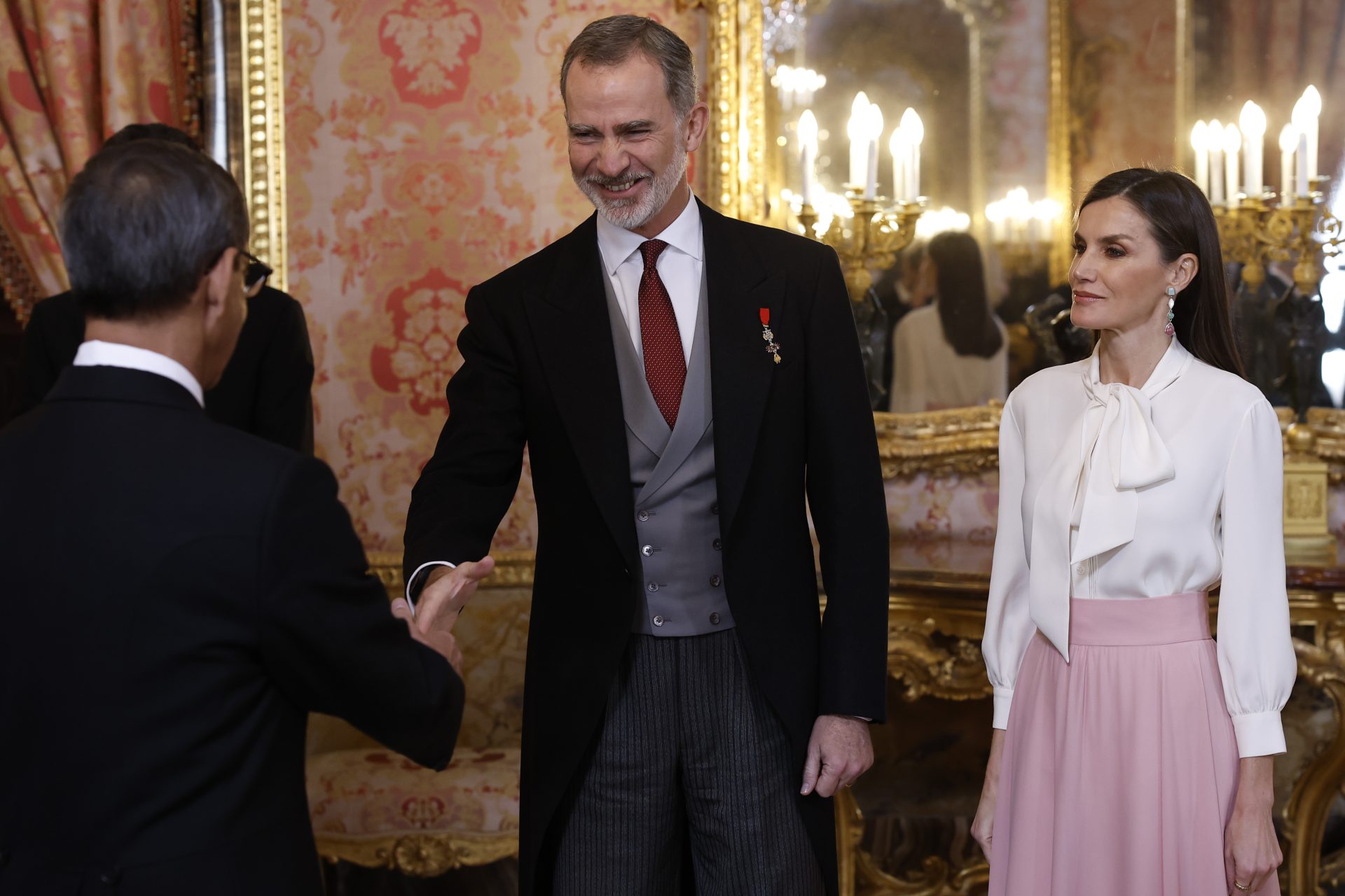 El embajador de la República Islámica de Irán, Hassan Ghashghavi (i), estrecha la mano del rey Felipe pero no a la reina Letizia en la recepción al Cuerpo Diplomático.