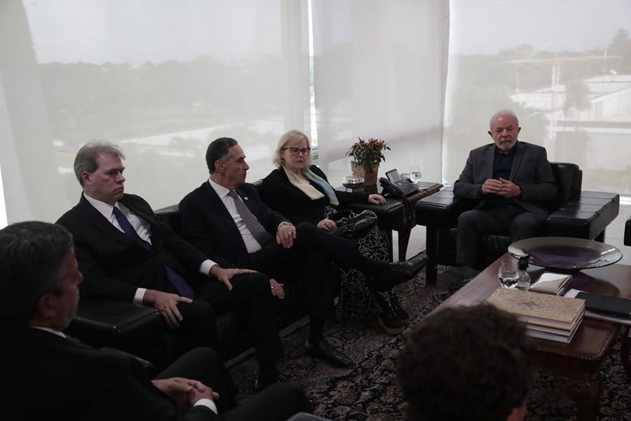 El presidente de Brasil, Luiz Inácio Lula da Silva (d), junto a la presidenta del Supremo Tribunal Federal (STF) de Brasil, Rosa Weber (3i), y los ministros Luís Roberto Barroso (2i) y Dias Toffoli (i) en Brasilia. 