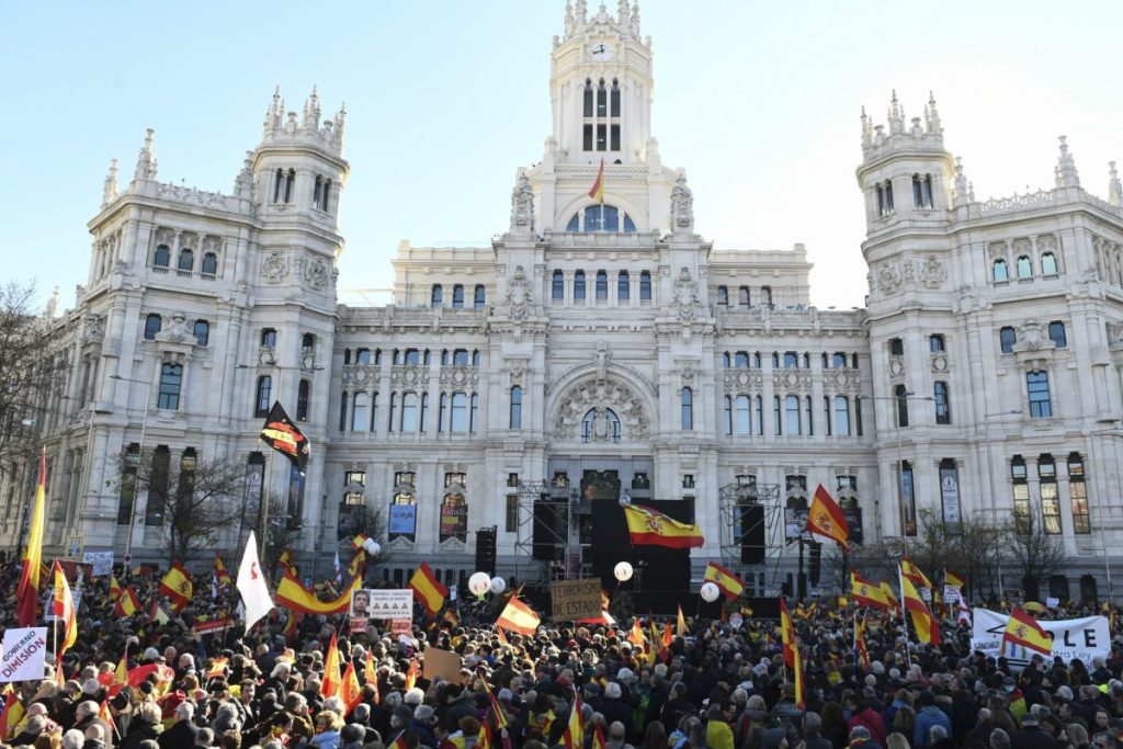 Miles de personas llenan la plaza de Cibeles de Madrid contra el Gobierno de Pedro Sánchez y "en defensa" de la Constitución.