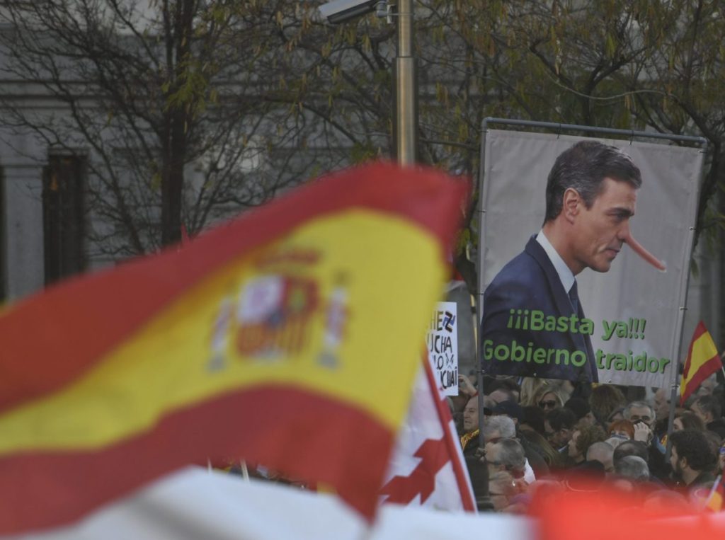 Miles de personas llenan esta sábado la plaza de Cibeles de Madrid contra el Gobierno de Pedro Sánchez y "en defensa" de la Constitución.