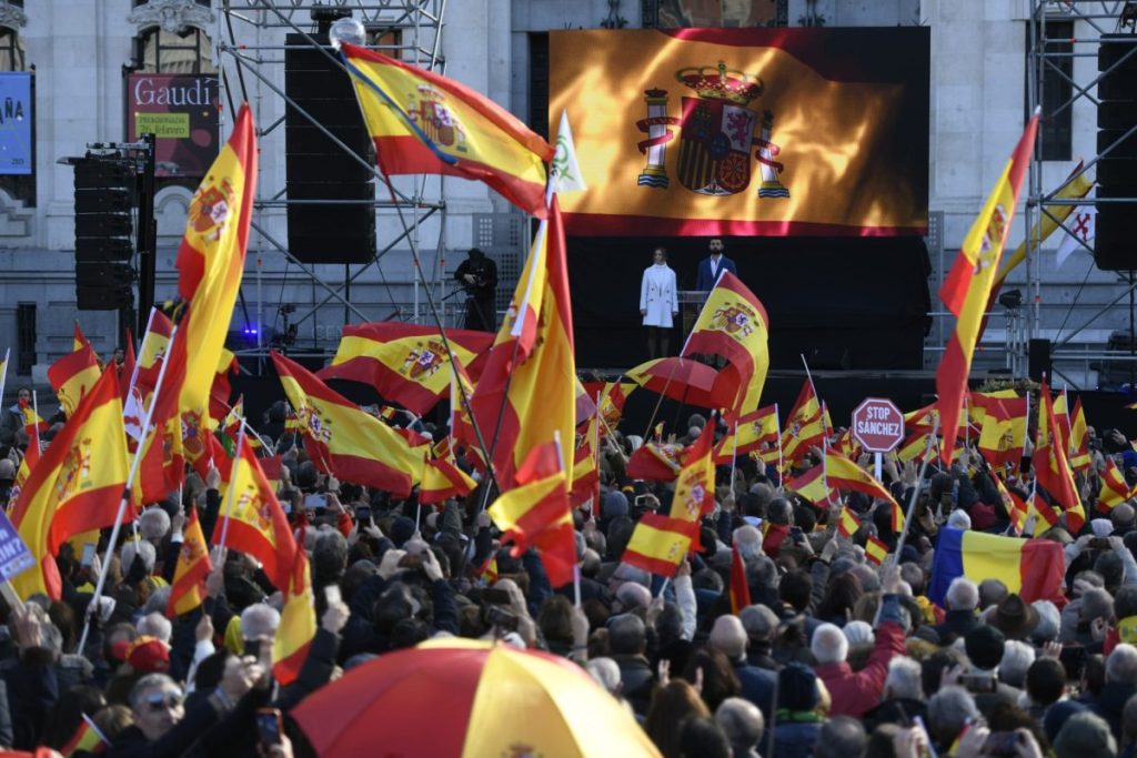 Miles de personas llenan esta sábado la plaza de Cibeles de Madrid contra el Gobierno de Pedro Sánchez y "en defensa" de la Constitución.