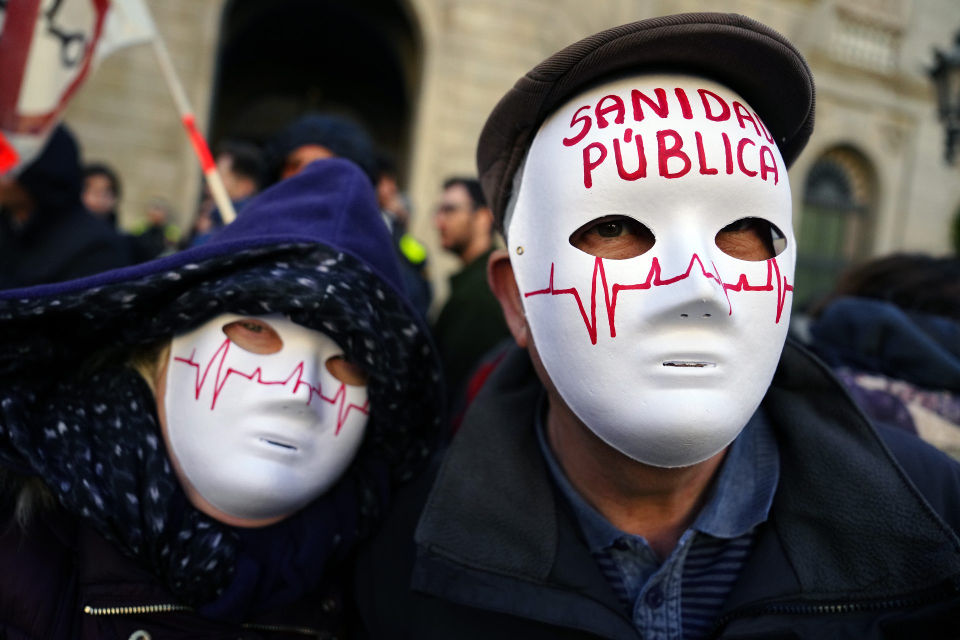 Médicos, docentes y taxistas salen a la calle en Cataluña
