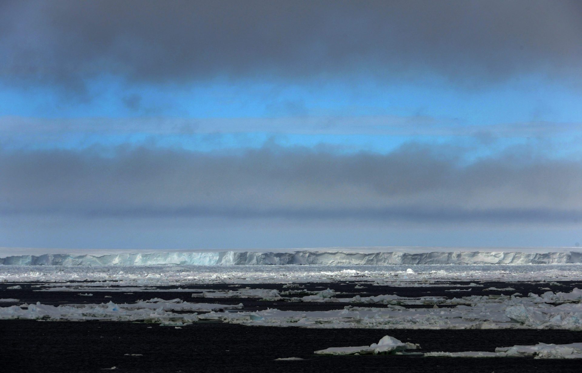 Vista del glaciar Mertz en el océano antártico, donde han estudiado el plancton de esas regiones y han descubierto que emite dos gases que forman nubes e inciden en el clima.