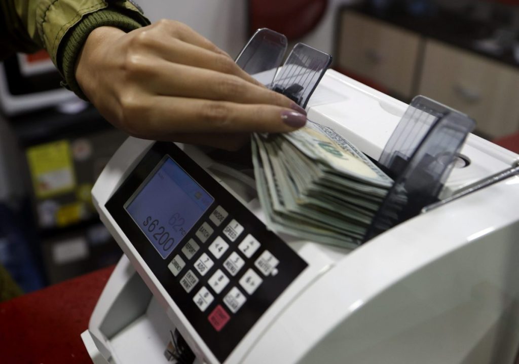 Una máquina de contar billetes. Oxfam pide subir impuestos a los ricos