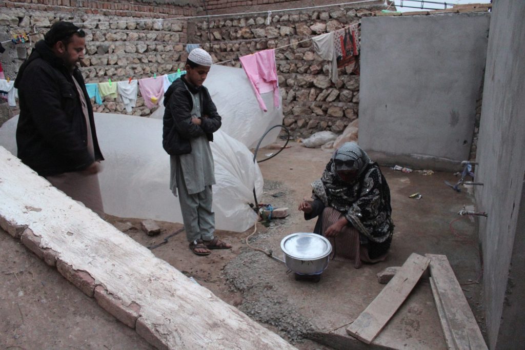 Gas natural en bolsas de plástico, una "bomba" para poder cocinar en Pakistán