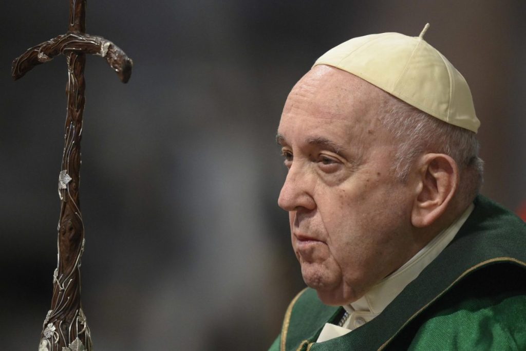 El papa Francisco durante la misa de hoy en el Vaticano. Hoy pidió el fin de las protestas en Perú