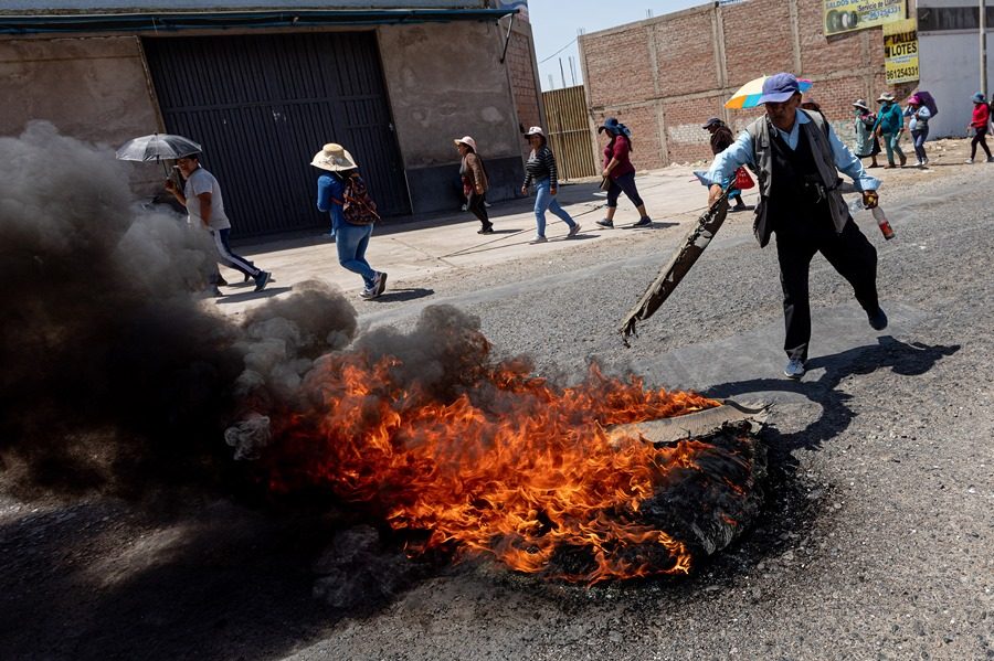 Un grupo de personas quemaba neumáticos durante una protesta el pasado 11 de enero en la ciudad de Tacna, (Perú).