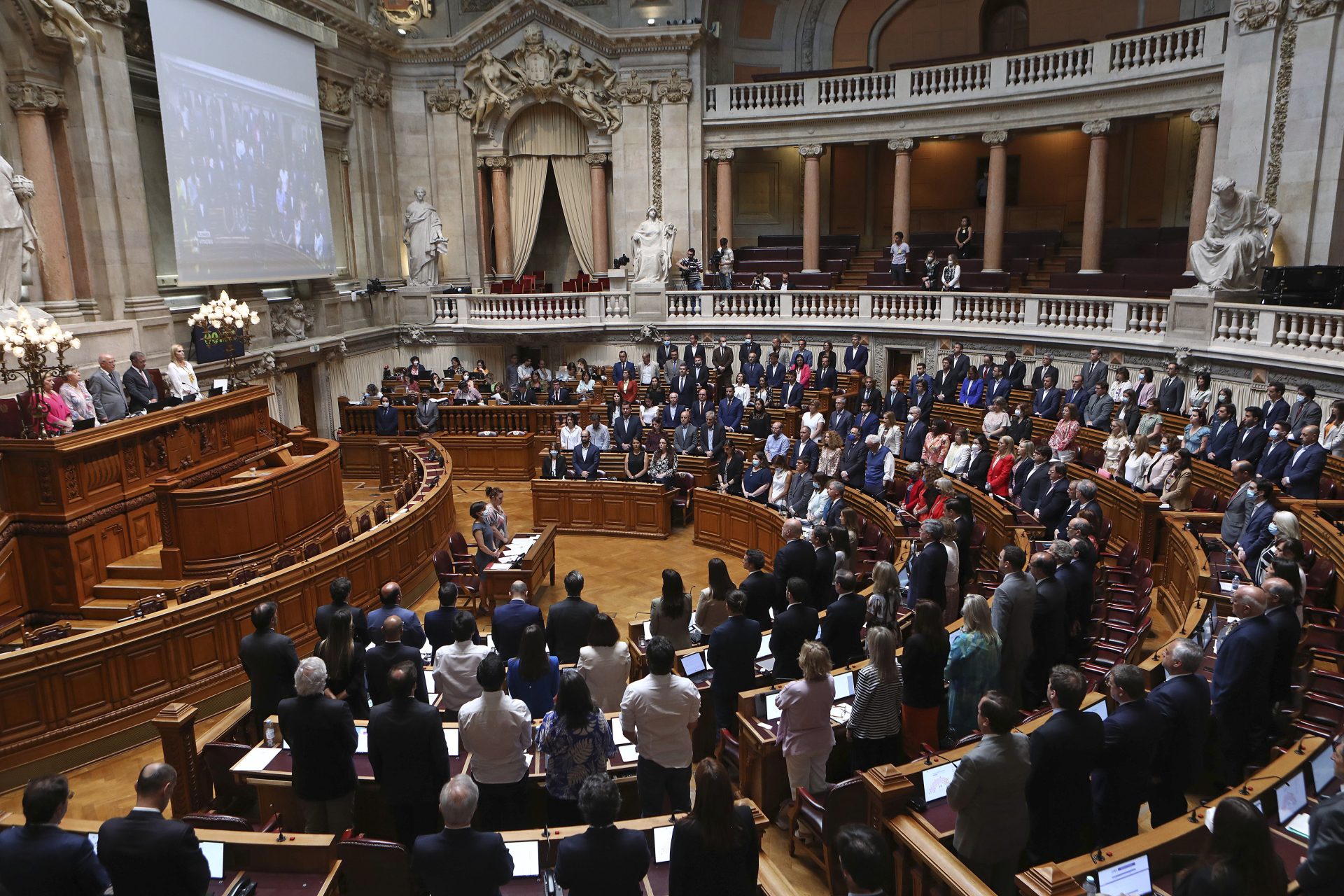 Miembros del Parlamento de Portugal en un pleno sobre la eutanasia.